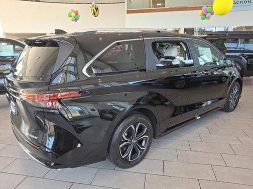 2025 Toyota Sienna Platinum