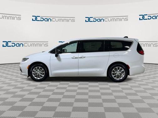 Bright White Clearcoat 2026 Chrysler Pacifica Limited