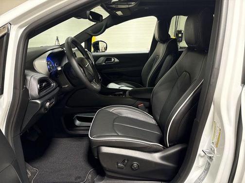 Bright White Clearcoat 2026 Chrysler Pacifica Limited