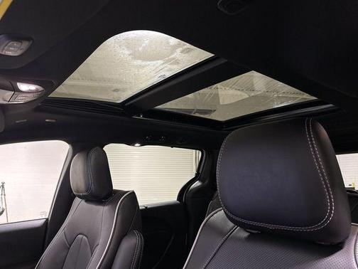 Bright White Clearcoat 2026 Chrysler Pacifica Limited