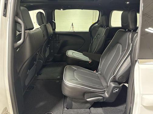 Bright White Clearcoat 2026 Chrysler Pacifica Limited