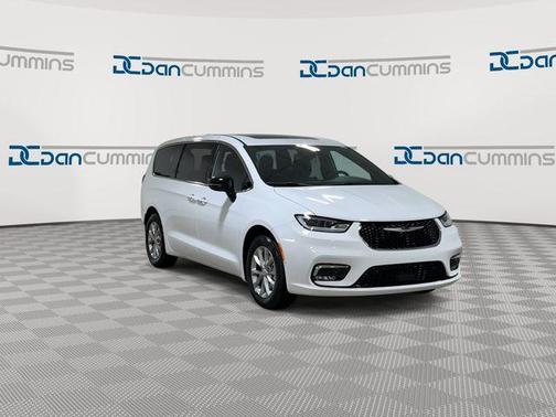 Bright White Clearcoat 2026 Chrysler Pacifica Limited