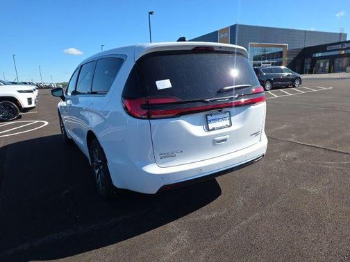 PW7 2027 Chrysler Pacifica LIMITED