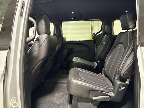 Silver Mist Clearcoat 2026 Chrysler Pacifica Select