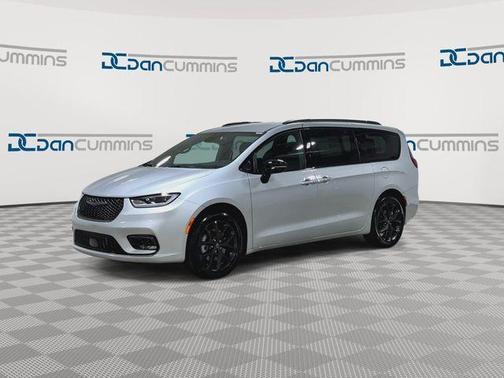 Silver Mist Clearcoat 2026 Chrysler Pacifica Select