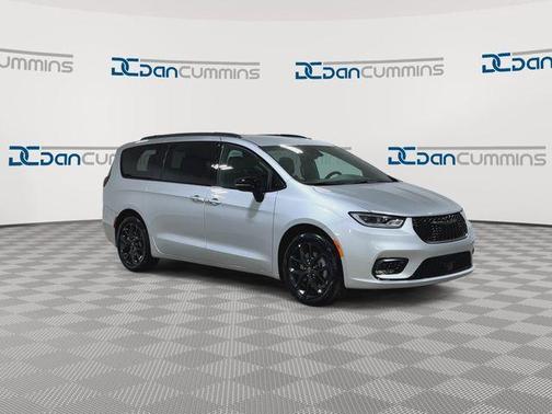 Silver Mist Clearcoat 2026 Chrysler Pacifica Select