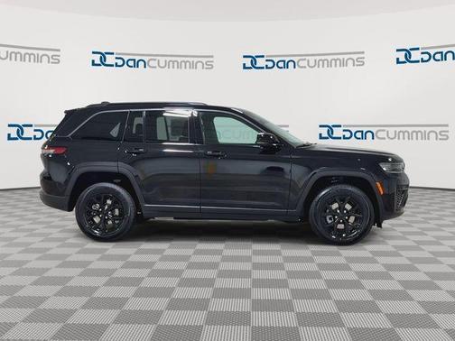 Diamond Black 2026 Jeep Grand Cherokee Laredo