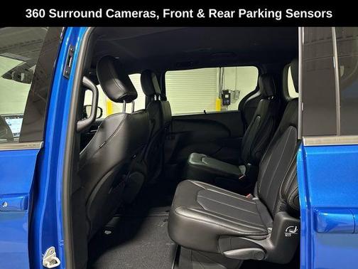 Hydro Blue Pearlcoat 2026 Chrysler Pacifica Select