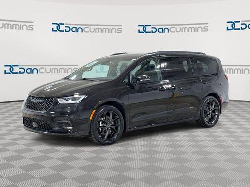 Diamond Black 2025 Chrysler Pacifica Limited