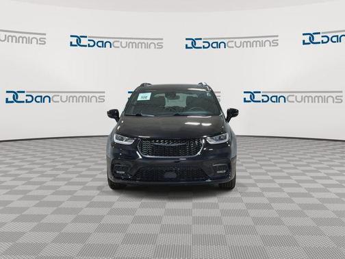 Diamond Black 2025 Chrysler Pacifica Limited