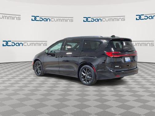 Diamond Black 2025 Chrysler Pacifica Limited
