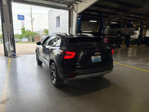 Mosaic Black Metallic 2025 Chevrolet Trax LT