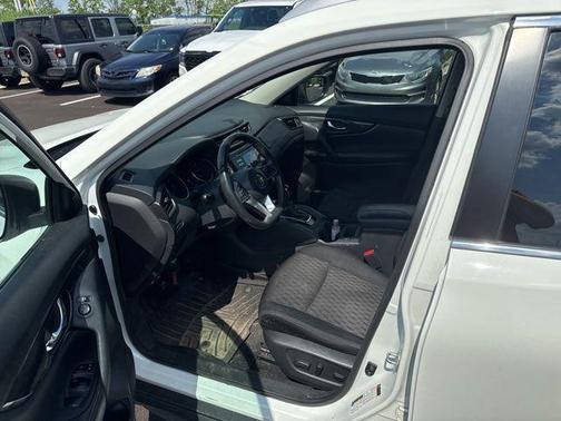 Glacier White 2017 Nissan Rogue SV