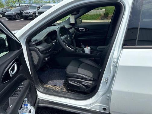 Bright White Clearcoat 2026 Jeep Compass Latitude