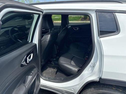 Bright White Clearcoat 2026 Jeep Compass Latitude
