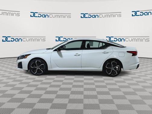 Glacier White 2025 Nissan Altima SR