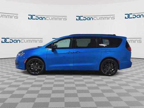 Hydro Blue Pearlcoat 2026 Chrysler Pacifica Select