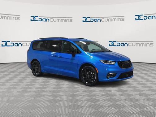Hydro Blue Pearlcoat 2026 Chrysler Pacifica Select