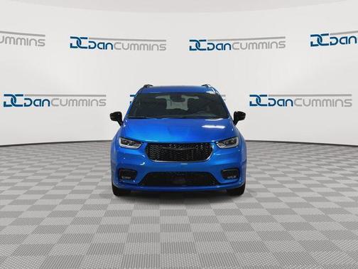 Hydro Blue Pearlcoat 2026 Chrysler Pacifica Select