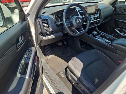 Glacier White 2025 Nissan Pathfinder SV