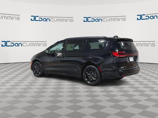 Diamond Black 2027 Chrysler Pacifica LIMITED