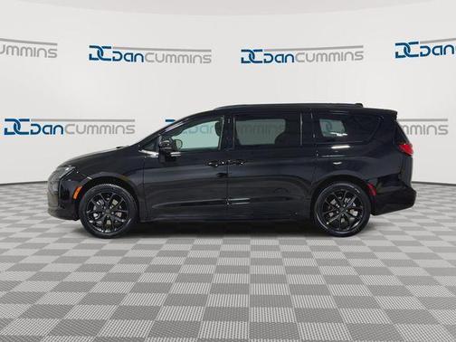 Diamond Black 2027 Chrysler Pacifica LIMITED