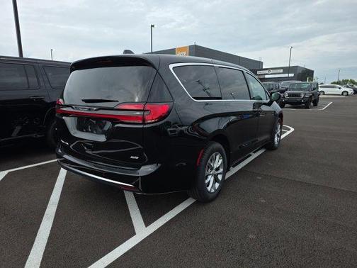 PXJ 2027 Chrysler Pacifica SELECT