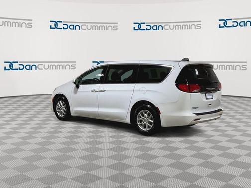 Bright White Clearcoat 2022 Chrysler Voyager LX