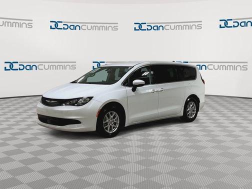 Bright White Clearcoat 2022 Chrysler Voyager LX