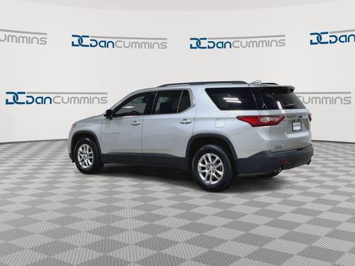 Silver Ice Metallic 2021 Chevrolet Traverse LT Cloth