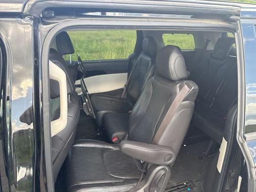 Aurora Black 2022 Kia Carnival SX