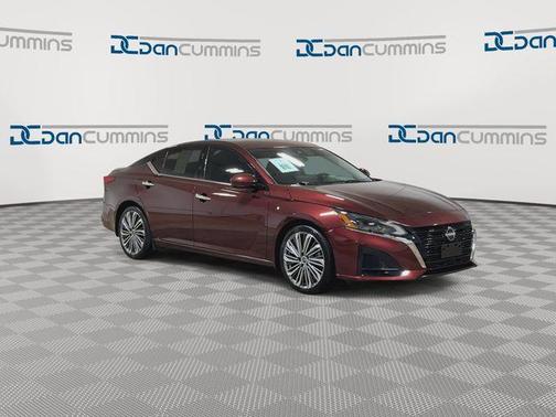 Garnet Pearl Me 2024 Nissan Altima 2.5 SL