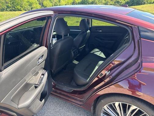 Garnet Pearl Me 2024 Nissan Altima 2.5 SL