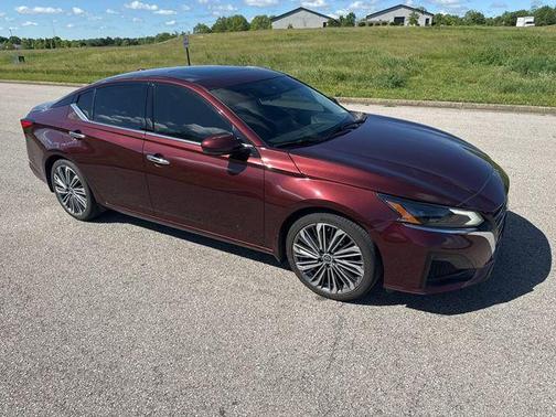 Garnet Pearl Me 2024 Nissan Altima 2.5 SL