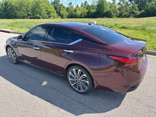 Garnet Pearl Me 2024 Nissan Altima 2.5 SL