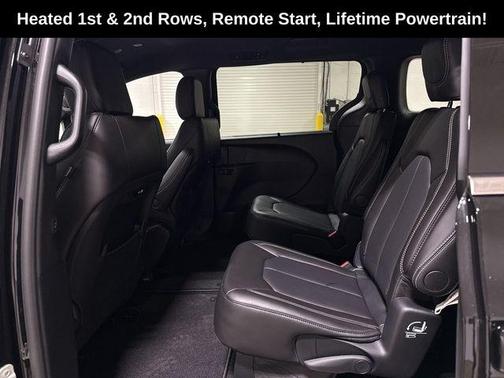 Diamond Black 2026 Chrysler Pacifica Select