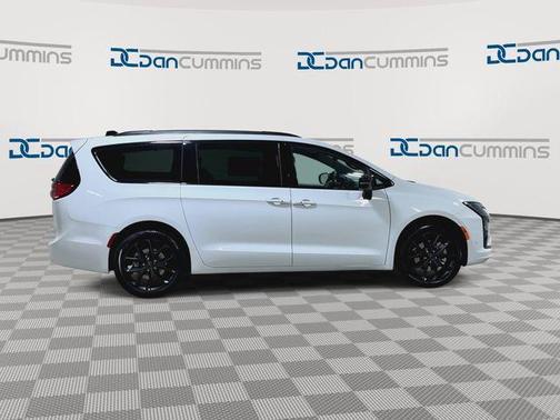 Bright White Clearcoat 2027 Chrysler Pacifica LIMITED