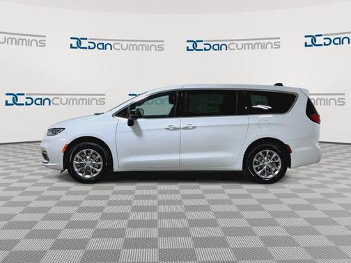 Bright White Clearcoat 2026 Chrysler Pacifica Select