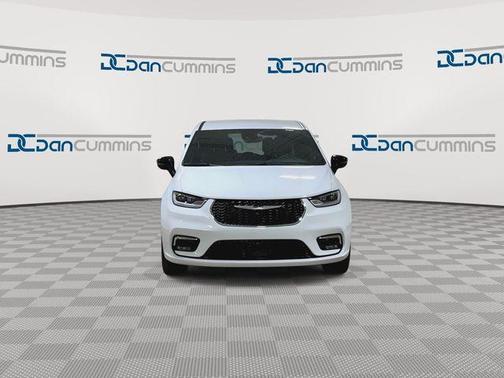 Bright White Clearcoat 2026 Chrysler Pacifica Select