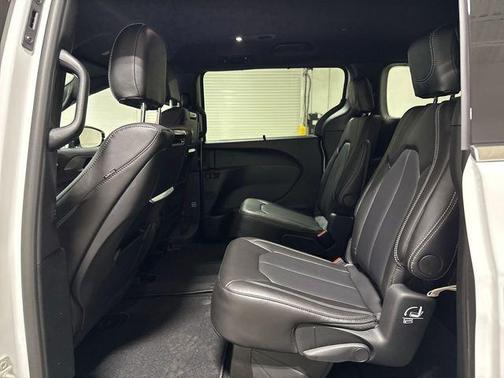 Bright White Clearcoat 2026 Chrysler Pacifica Select