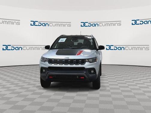 Silver Zynith 2025 Jeep Compass Trailhawk