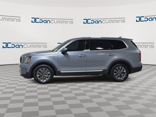 Everlasting Silver 2024 Kia Telluride LX
