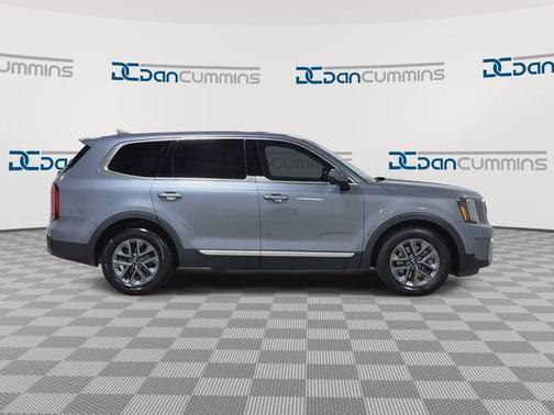 Everlasting Silver 2024 Kia Telluride LX