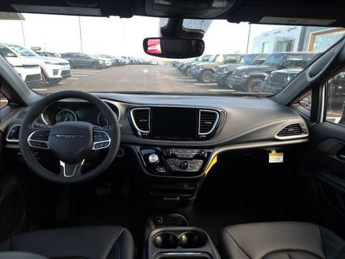 PW7 2027 Chrysler Pacifica SELECT