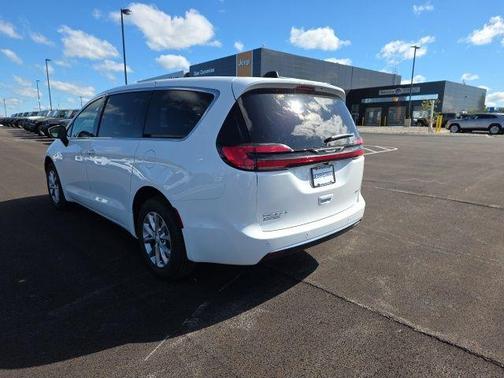 PW7 2027 Chrysler Pacifica SELECT