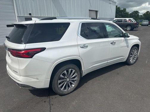 Iridescent Pearl Tricoat 2023 Chevrolet Traverse Premier