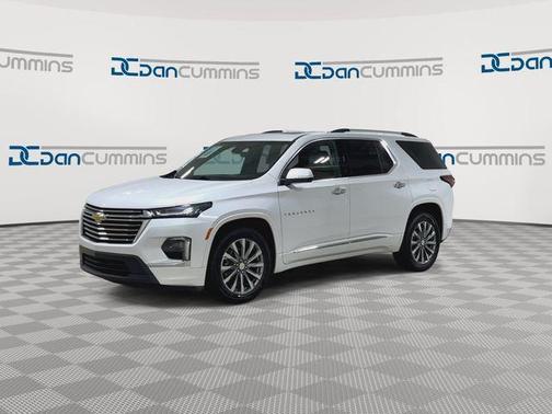 Iridescent Pearl Tricoat 2023 Chevrolet Traverse Premier