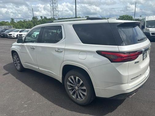 Iridescent Pearl Tricoat 2023 Chevrolet Traverse Premier