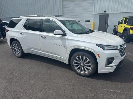 Iridescent Pearl Tricoat 2023 Chevrolet Traverse Premier