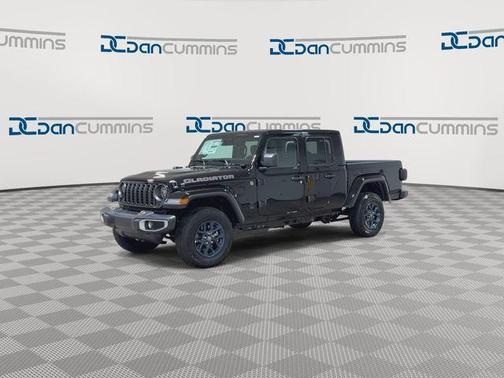 Black Clearcoat 2026 Jeep Gladiator 85th Anniversary Edition